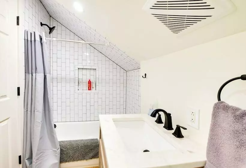 Screened Porch: Pet Friendly Dadeville Cabin!