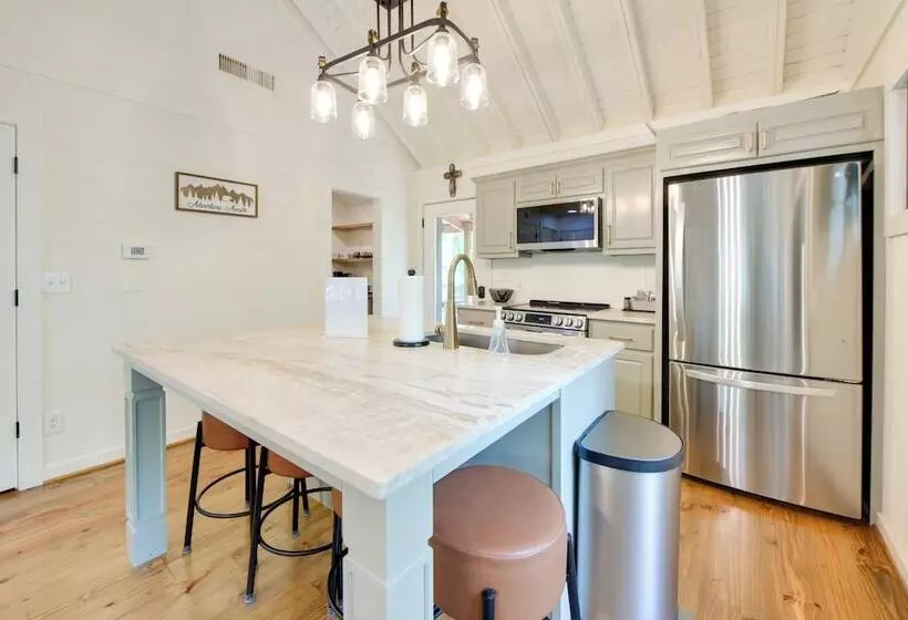 Screened Porch: Pet Friendly Dadeville Cabin!