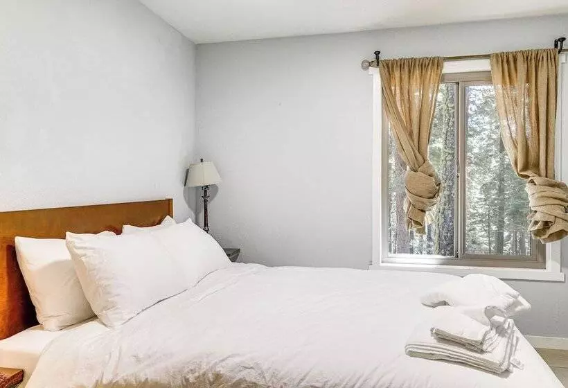 1 Mi To Beach: Tahoe City Retreat W/ Game Room