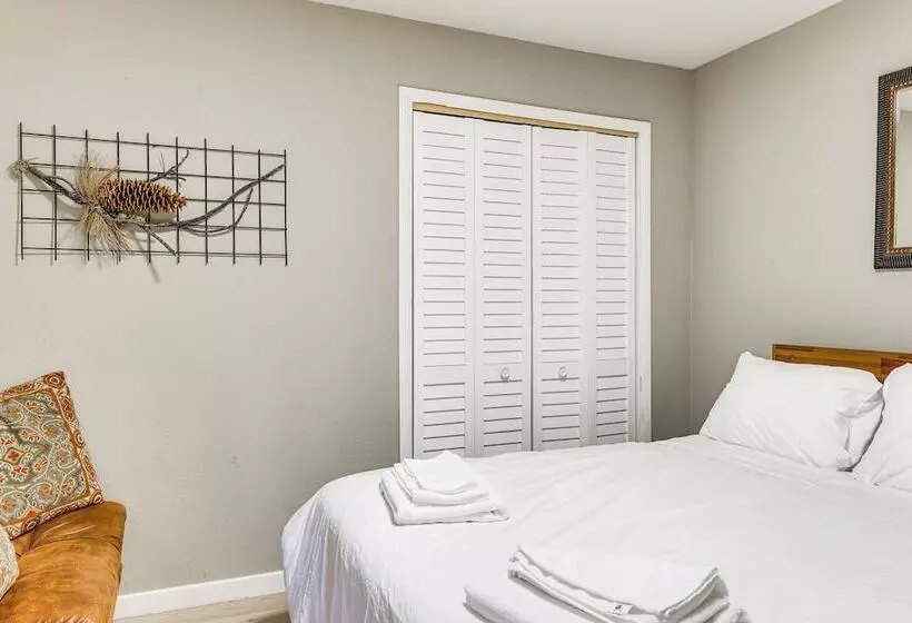 1 Mi To Beach: Tahoe City Retreat W/ Game Room