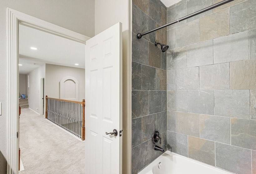 Expansive Home In Humble Near Lake Houston!