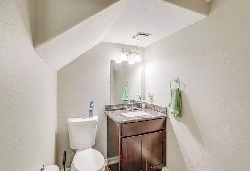 Expansive Home In Humble Near Lake Houston!