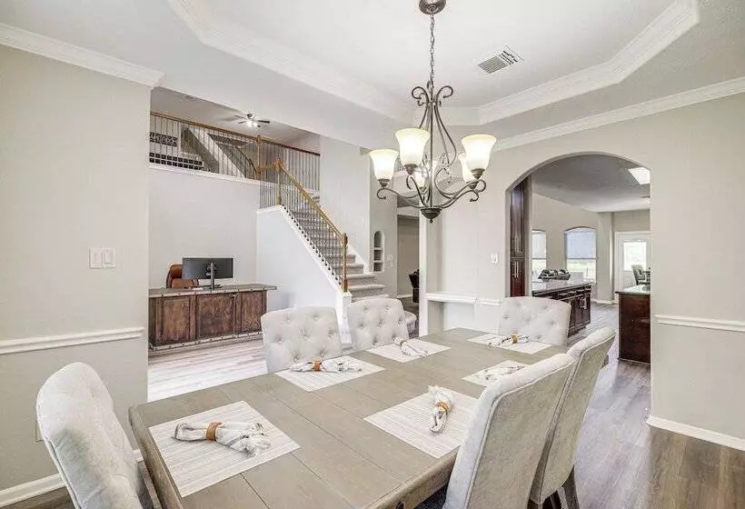 Expansive Home In Humble Near Lake Houston!