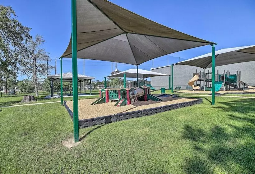 Expansive Home In Humble Near Lake Houston!