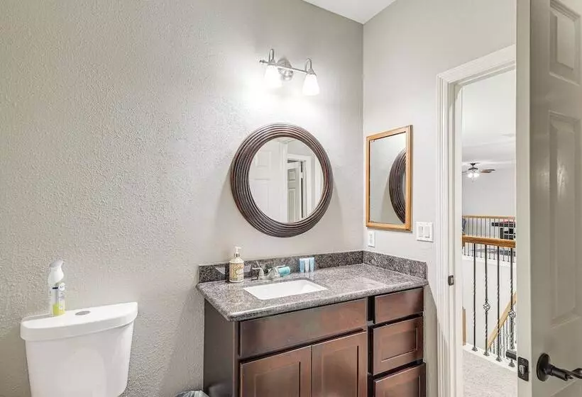 Expansive Home In Humble Near Lake Houston!
