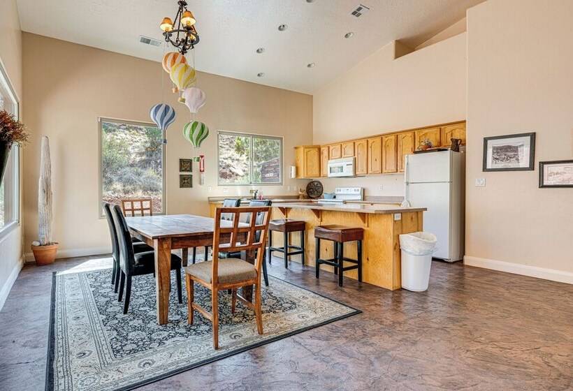 Gorgeous Kanab Home: Canyon Views & Pool Access!