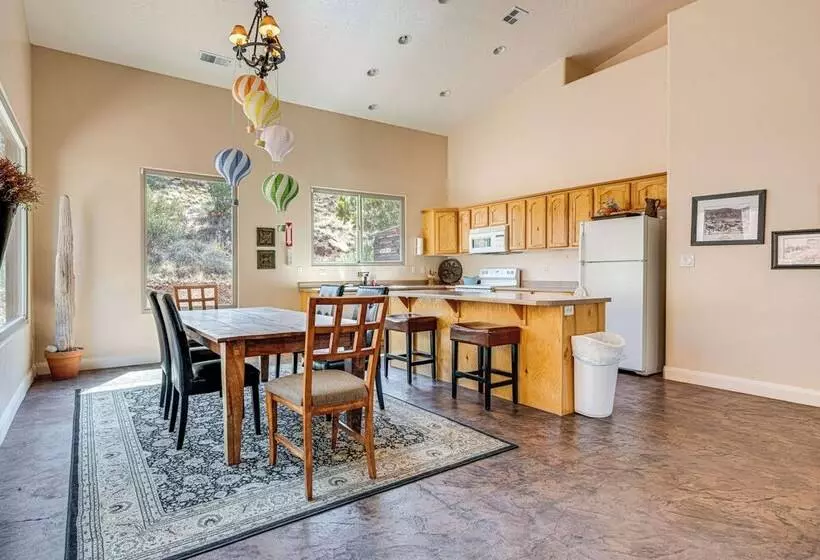 Gorgeous Kanab Home: Canyon Views & Pool Access!