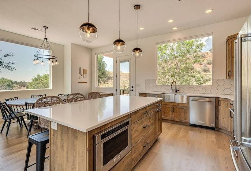 Gorgeous Kanab Home: Canyon Views & Pool Access!