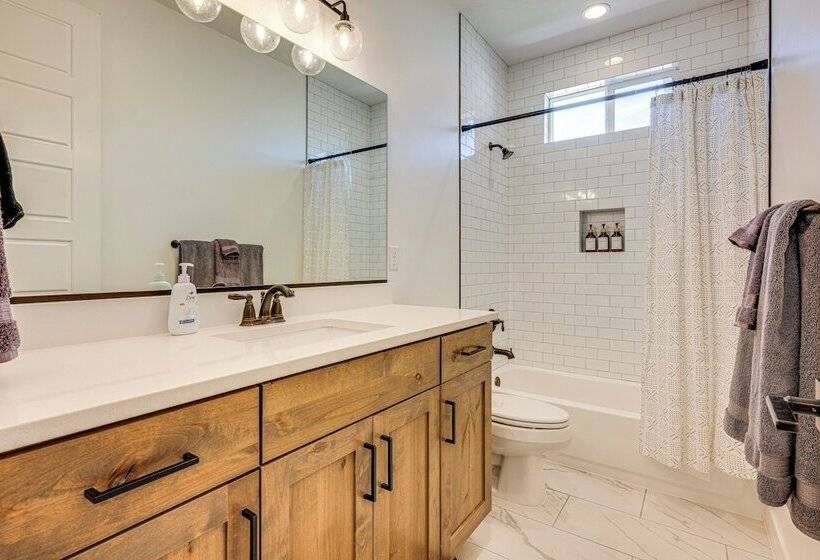 Gorgeous Kanab Home: Canyon Views & Pool Access!