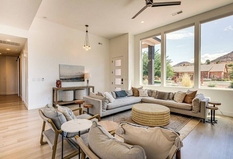 Gorgeous Kanab Home: Canyon Views & Pool Access!