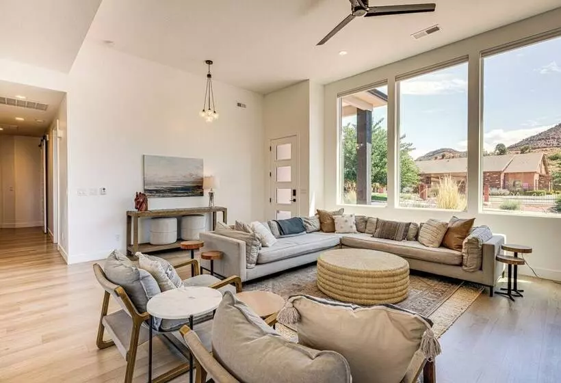 Gorgeous Kanab Home: Canyon Views & Pool Access!