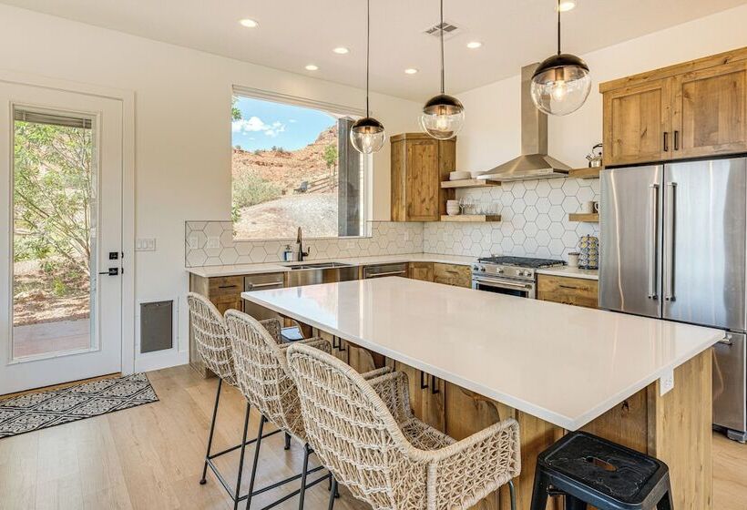 Gorgeous Kanab Home: Canyon Views & Pool Access!