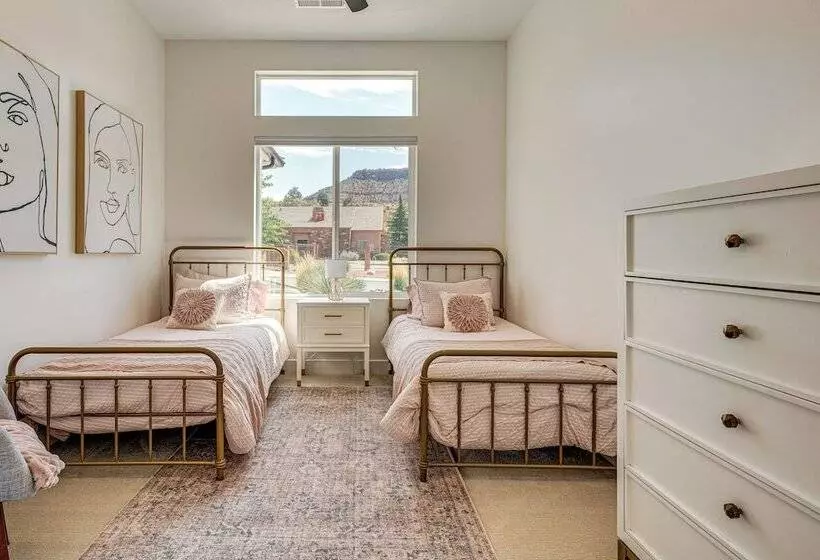 Gorgeous Kanab Home: Canyon Views & Pool Access!