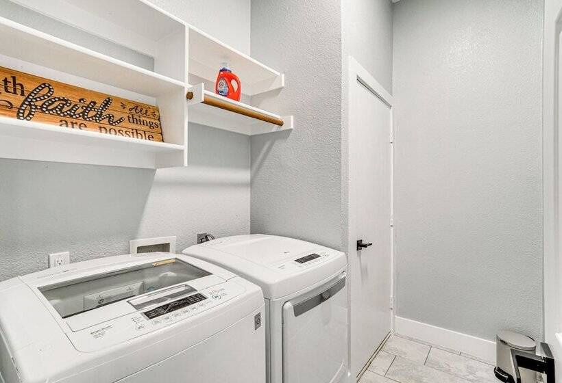 Haltom City Home W/ Patio ~ 11 Mi To Fort Worth!