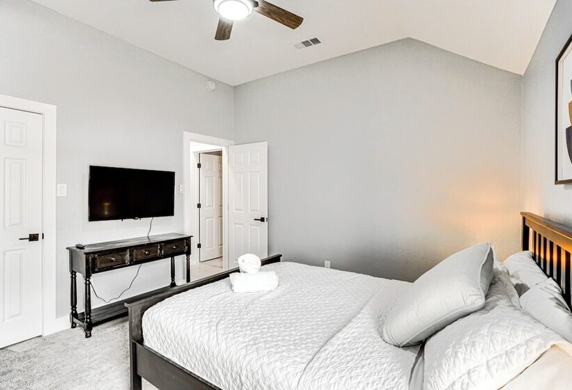 Haltom City Home W/ Patio ~ 11 Mi To Fort Worth!