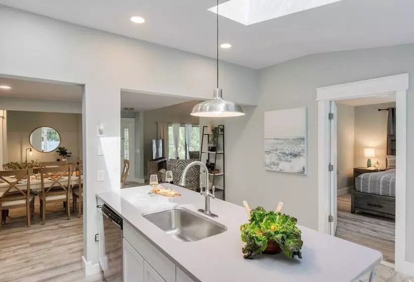 Hilton Hideaway By Avantstay Private Pool, Walk To Beach