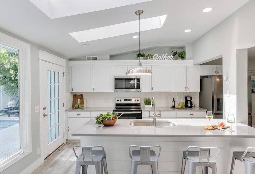 Hilton Hideaway By Avantstay Private Pool, Walk To Beach