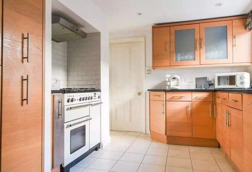 Residenssi Beautiful 5 Bedroom Regency House / Pets Welcome