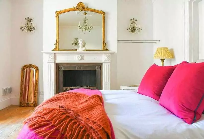 Residenssi Beautiful 5 Bedroom Regency House / Pets Welcome