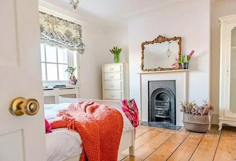 Residenssi Beautiful 5 Bedroom Regency House / Pets Welcome