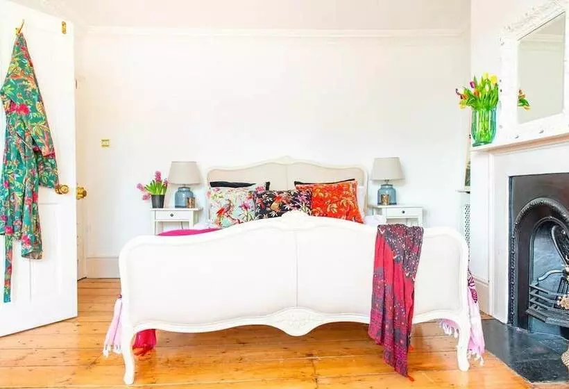 Residenssi Beautiful 5 Bedroom Regency House / Pets Welcome