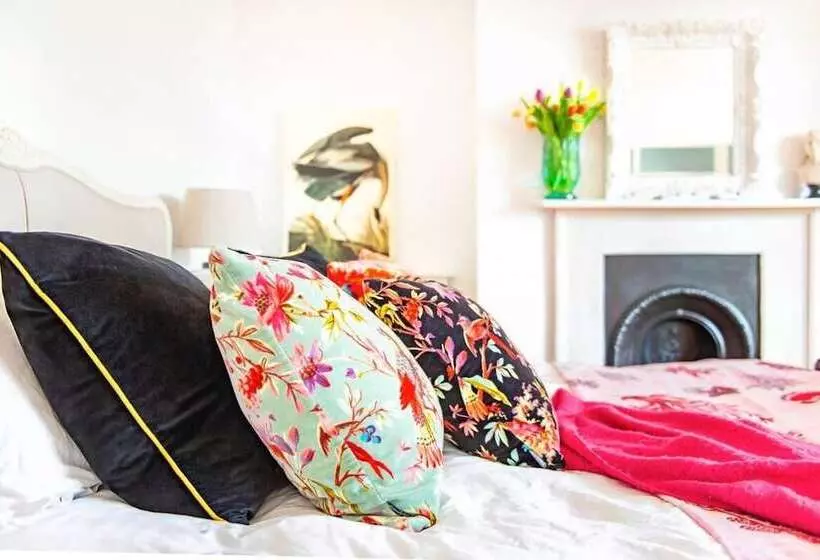 Residenssi Beautiful 5 Bedroom Regency House / Pets Welcome