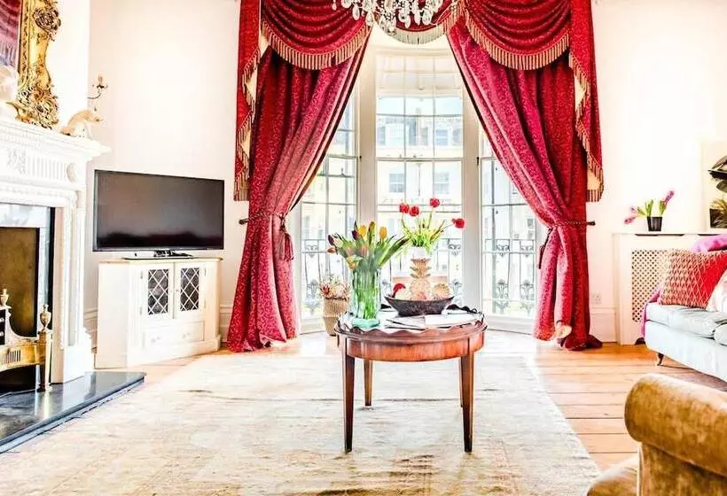 Residenssi Beautiful 5 Bedroom Regency House / Pets Welcome