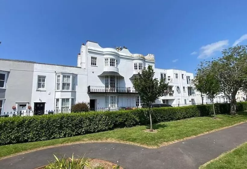 Residenssi Beautiful 5 Bedroom Regency House / Pets Welcome