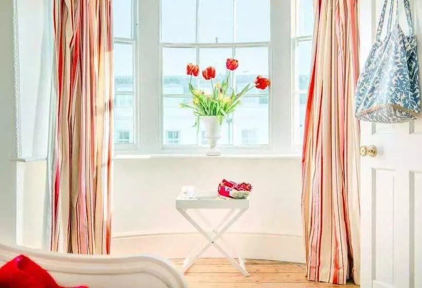 Residenssi Beautiful 5 Bedroom Regency House / Pets Welcome