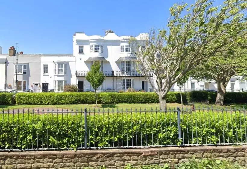 Residenssi Beautiful 5 Bedroom Regency House / Pets Welcome