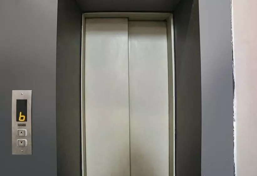 Fabhotel Dps International