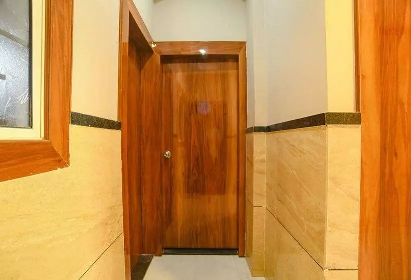 Fabhotel Royal Palace