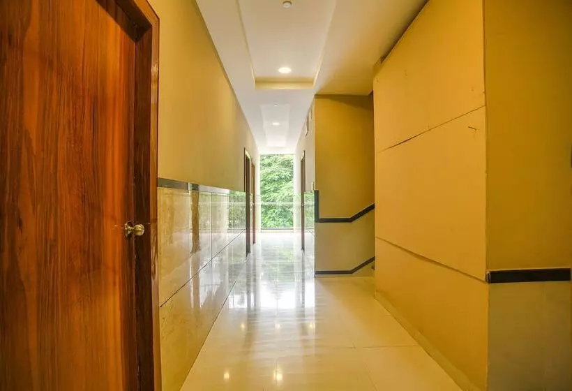 Fabhotel Royal Palace