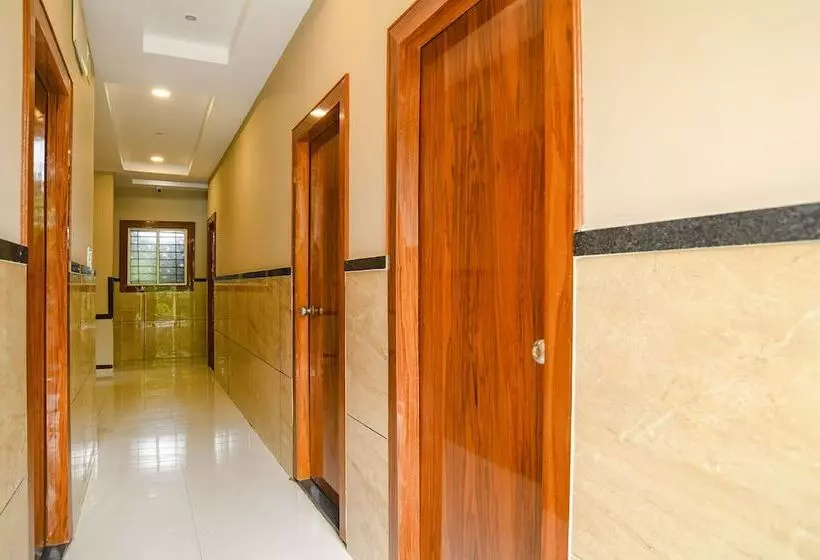 Fabhotel Royal Palace