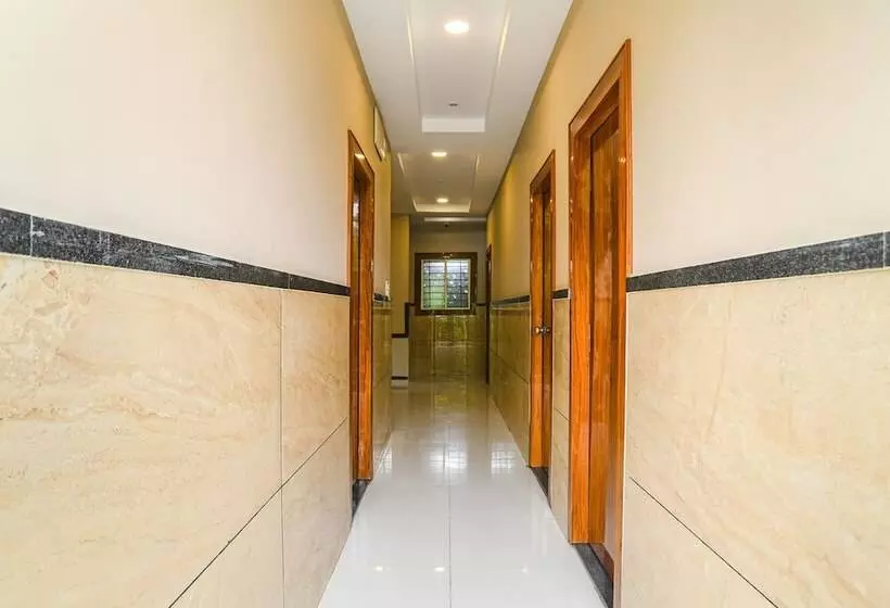 Fabhotel Royal Palace