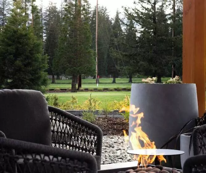 Hotelli Naturally Pacific Resort