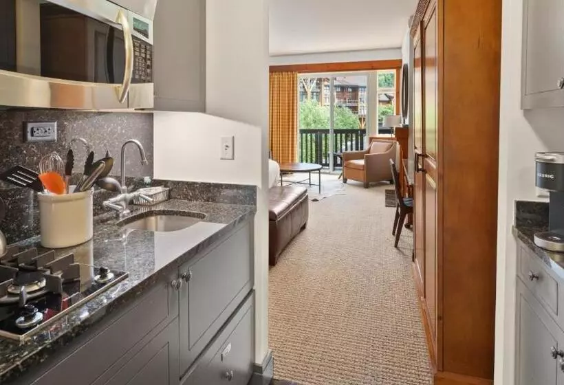 Lomakeskus 319 Lodge At Spruce Peak Ski In Ski In Ski Out King Studio