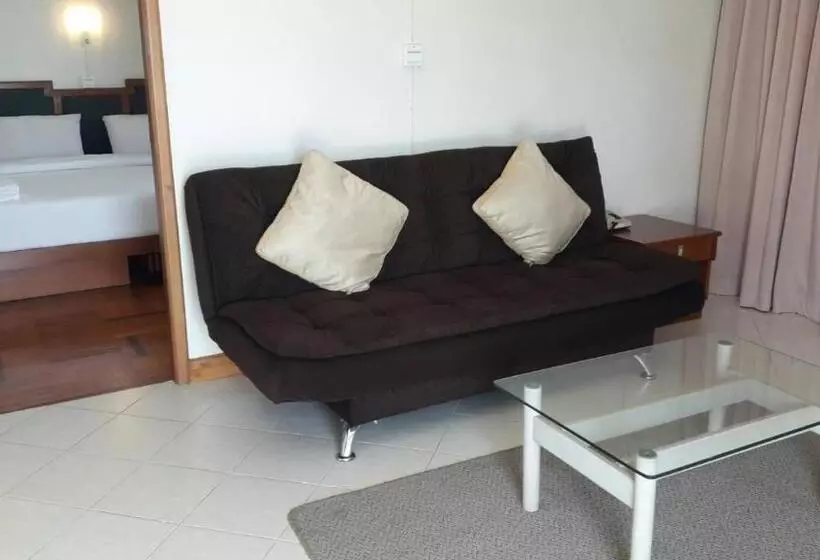 هتل Paradorn Inn