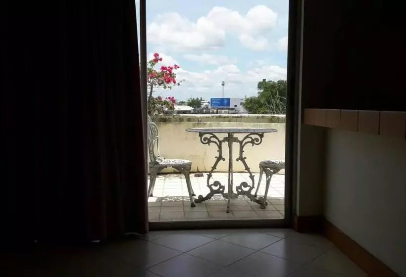 هتل Paradorn Inn