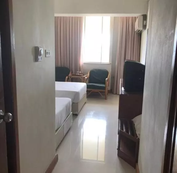 هتل Paradorn Inn