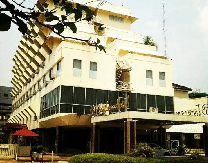 هتل Paradorn Inn