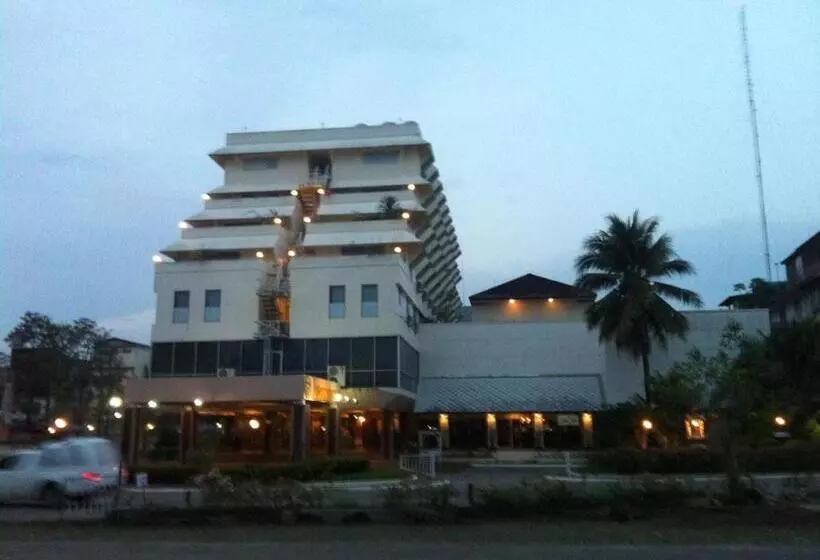 هتل Paradorn Inn