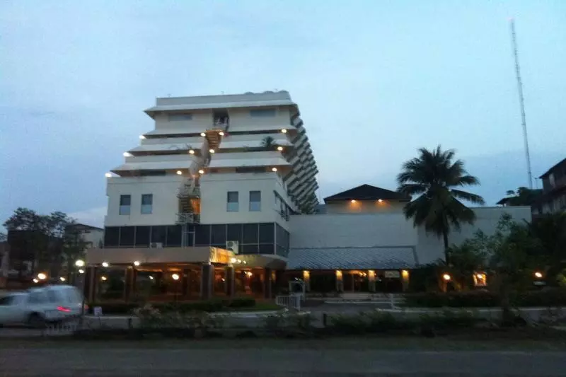 هتل Paradorn Inn