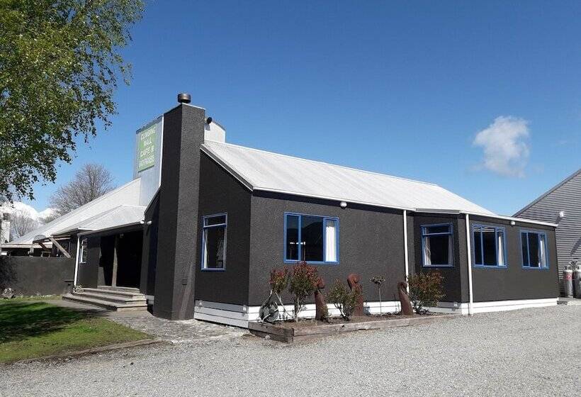 ユースホステル Tongariro River Retreat