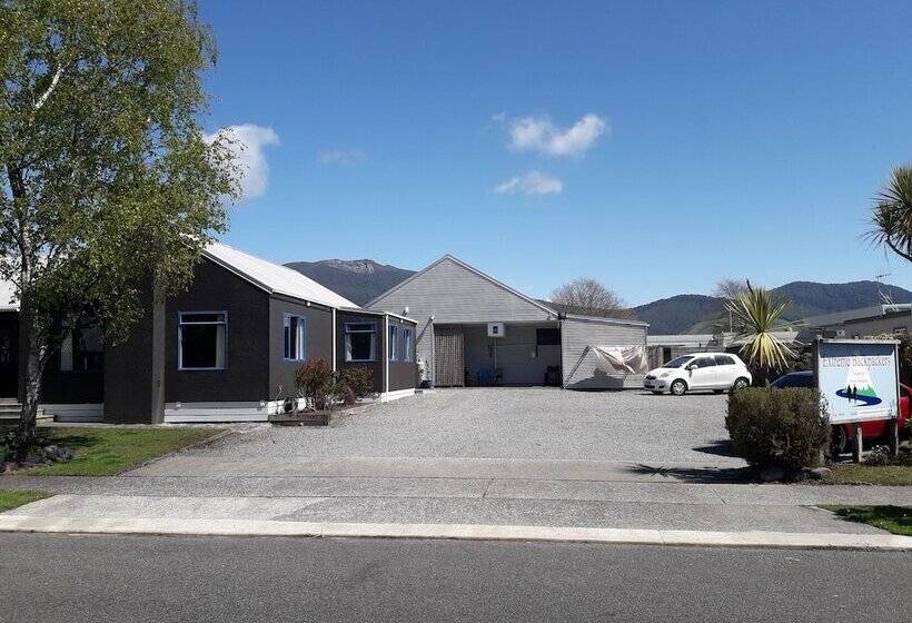 ユースホステル Tongariro River Retreat