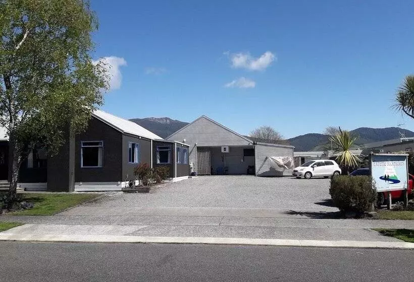 ユースホステル Tongariro River Retreat