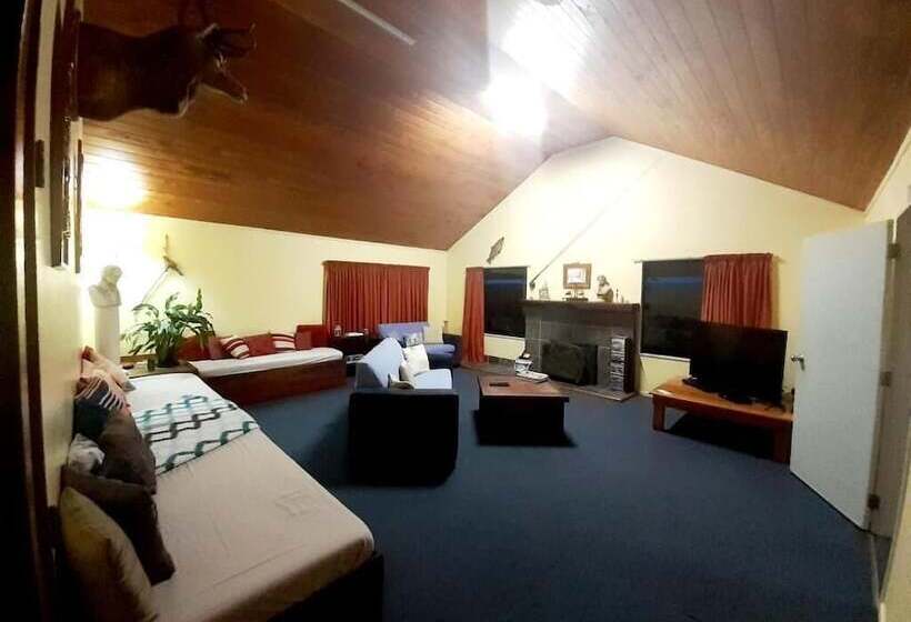 ユースホステル Tongariro River Retreat