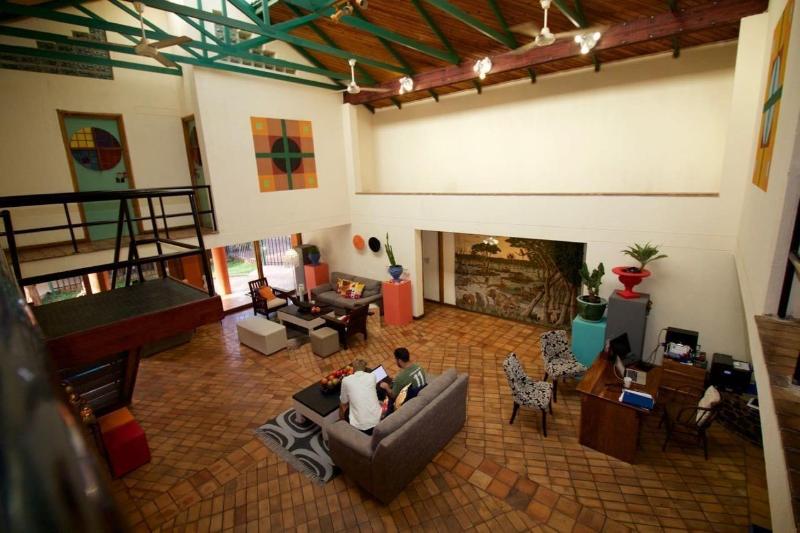 تختخواب و صبحانه Flatdog Lodge