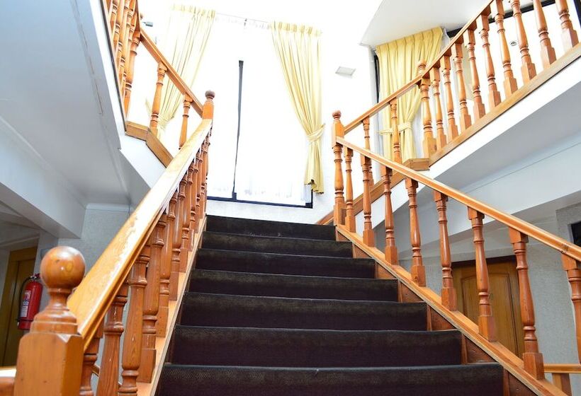 בית מלון כפרי Charlie Inn