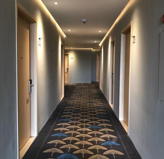 فندق Celecton Blue Cikarang